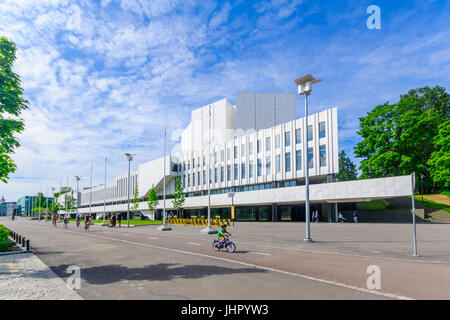 HELSINKI, FINLANDE - le 17 juin 2017 : Vue de la Finlandia Hall, avec les habitants et visiteurs, à Helsinki, Finlande Banque D'Images