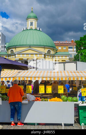 TURKU, FINLANDE - le 23 juin 2017 : Scène de la place du marché, avec les nombreux stands, les acheteurs et vendeurs, et l'Eglise orthodoxe dans l'arrière-plan, en T Banque D'Images