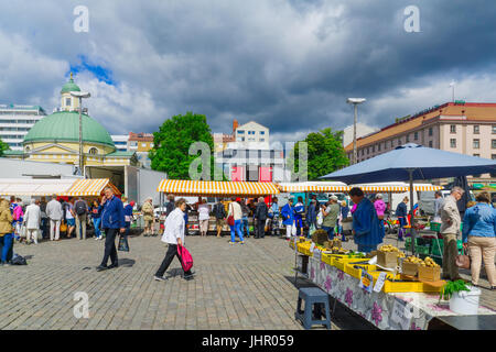 TURKU, FINLANDE - le 23 juin 2017 : Scène de la place du marché, avec les nombreux stands, les acheteurs et vendeurs, et l'Eglise orthodoxe dans l'arrière-plan, en T Banque D'Images