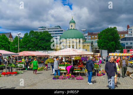 TURKU, FINLANDE - le 23 juin 2017 : Scène de la place du marché, avec les nombreux stands, les acheteurs et vendeurs, et l'Eglise orthodoxe dans l'arrière-plan, en T Banque D'Images