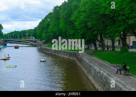 TURKU, FINLANDE - le 23 juin 2017 : Vue de la rivière Aura, avec les habitants et visiteurs, à Turku, Finlande Banque D'Images