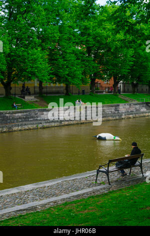 TURKU, FINLANDE - le 23 juin 2017 : Vue de la rivière Aura, avec les habitants et visiteurs, à Turku, Finlande Banque D'Images