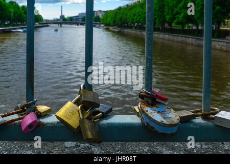 TURKU, FINLANDE - le 23 juin 2017 : Vue de l'amour des verrous sur le pont du théâtre, et la rivière Aura, à Turku, Finlande Banque D'Images