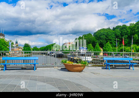 TURKU, FINLANDE - le 23 juin 2017 : Vue du théâtre, et le pont de la rivière Aura, avec les visiteurs, à Turku, Finlande Banque D'Images