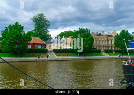 TURKU, FINLANDE - le 23 juin 2017 : Vue de la rivière Aura, avec les habitants et visiteurs, à Turku, Finlande Banque D'Images