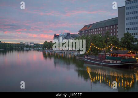 HELSINKI, FINLANDE - le 23 juin 2017 : vue du coucher de soleil d'kaisaniemenlahti bay, avec les entreprises locales, les habitants et visiteurs, à Helsinki, Finlande Banque D'Images