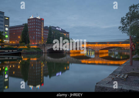 HELSINKI, FINLANDE - le 23 juin 2017 : vue du coucher de soleil d'Siltavuorensalmi bay, avec les entreprises locales, les habitants et visiteurs, à Helsinki, Finlande Banque D'Images