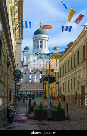 HELSINKI, FINLANDE - le 24 juin 2017 : Avis de Sofiankatu street, un tramway, la place du Sénat, la cathédrale luthérienne, avec les habitants et visiteurs, à Helsinki Banque D'Images