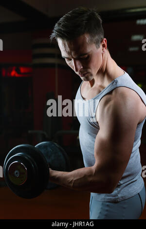 L'élaboration de bodybuilder haltère biceps - Boucles de Concentration Banque D'Images