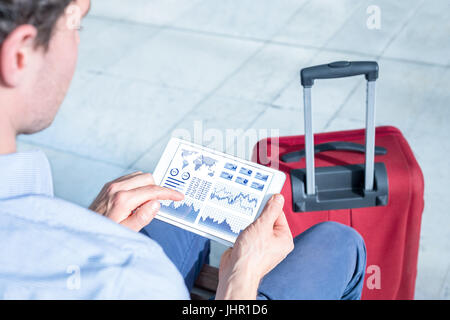 Businessman working avec tableau de bord financier avec des graphiques et des paramètres ou la banque électronique sur un ordinateur tablette numérique à l'aéroport Banque D'Images