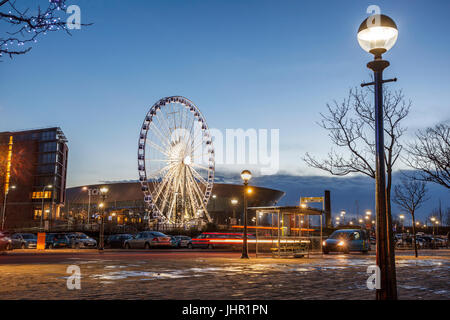 Vue de la grande roue à l'extérieur de l'Echo Arena et de voitures dans parking Terrain à Liverpool (Royaume-Uni). Banque D'Images