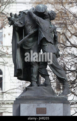 La fraternisation (Sbratření) monument par le sculpteur tchèque Karel Pokorný (1948-1950) dans le Jardins Vrchlického à Prague, République tchèque. L'homoérotique controversée statue représente comme l'homme embrassant passionnément tchécoslovaque le soldat de l'Armée Rouge en mai 1945. Banque D'Images