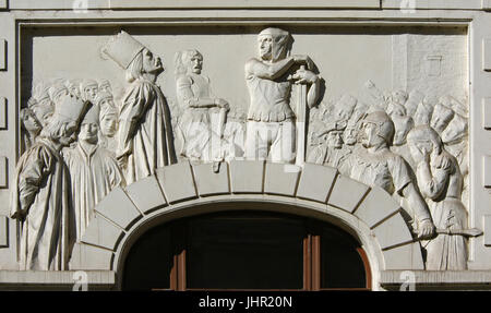 Exécution des hérétiques chrétiens au Moyen-âge, représentée dans le stuc de style Art nouveau par les sculpteurs tchèques Eduard Piccardt et František Kraumann sur la Maison aux trois épées (Dům u tří mečů) dans la rue Platnéřská à Staré Město (vieille ville) à Prague, République tchèque. Le bâtiment conçu par l'architecte tchèque Emanuel Dvořák a été construit en 1902. Banque D'Images