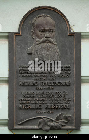 Plaque commémorative consacrée à l'historien et homme d'État ukrainien Mykhailo Hrushevsky sur la maison où il a vécu en exil en 1920 à Ovenecká Street dans le quartier de Holešovice à Prague, République tchèque. Texte en tchèque et ukrainien Mykhailo Hrushevsky signifie : (1866-1934), le président de la République populaire ukrainienne, homme d'importants et académicien, membre honoraire de l'Académie des sciences tchèque, vécu dans cette maison en 1920. Banque D'Images