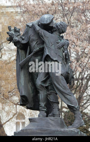 La fraternisation (Sbratření) monument par le sculpteur tchèque Karel Pokorný (1948-1950) dans le Jardins Vrchlického à Prague, République tchèque. L'homoérotique controversée statue représente comme l'homme embrassant passionnément tchécoslovaque le soldat de l'Armée Rouge en mai 1945. Banque D'Images