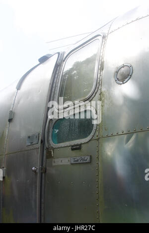 Airstream vieux campeur. Banque D'Images