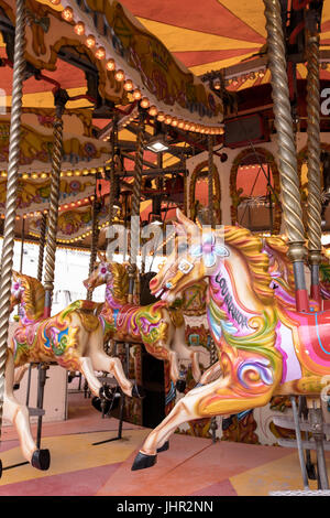 Vide merry-go-round ride in amusement park Banque D'Images