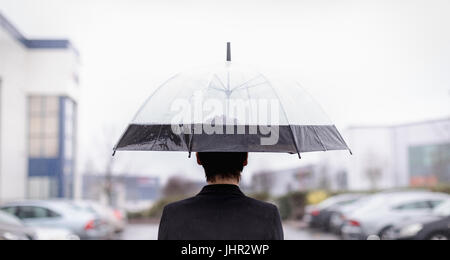 Vue arrière du couple parapluie sur street Banque D'Images