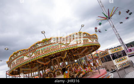 Merry-go-round et swing ride in amusement park à jour Banque D'Images