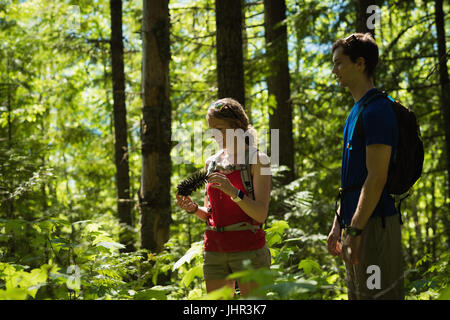 Jeune couple dans la forêt Banque D'Images