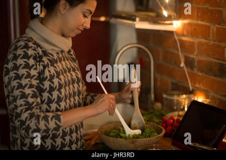 La préparation des aliments femme debout dans la cuisine à la maison Banque D'Images