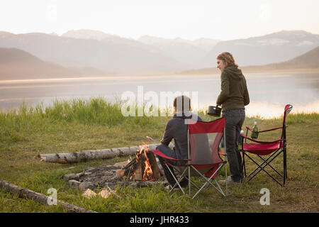 Young couple temps ensemble près de camp de camping Banque D'Images