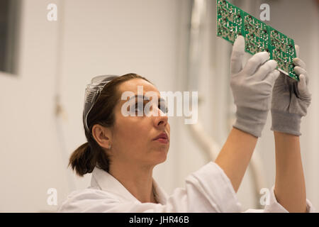 Femme technicien travaillant sur la partie de la machine de laboratoire à Banque D'Images