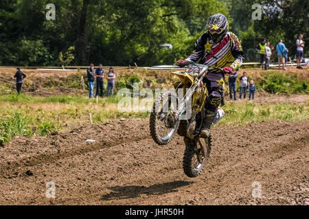 Uzhgorod, Ukraine - Mai 21, 2017 : Dirt Bike Jumping. Régional de Transcarpathie Motocross Championship Banque D'Images