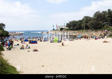 Les personnes bénéficiant du soleil sur plage de Clovelly, Sydney, New South Wales, Australia Banque D'Images