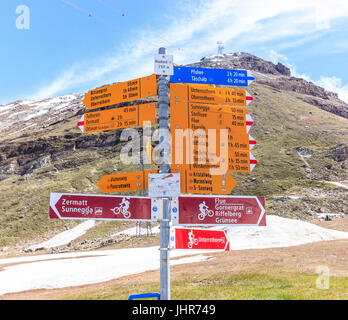 Panneau écrit en allemand raconte divers sentiers de randonnée, Zermatt, Suisse. Sentier est blumen trail, Trail, Marmot est murmelweg panoramaweg n'est pa Banque D'Images