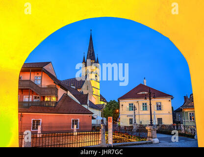 La cathédrale luthérienne et les menteurs bridge vu de la petite place de Sibiu, Transylvanie, Sibiu, Roumanie. Banque D'Images