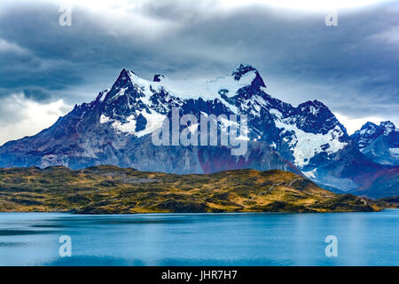 Torres del Paine au lac pehoé, Patagonie, CHILI - Patagonie du Sud, un champ de magellanes de l'Amérique du Sud Banque D'Images