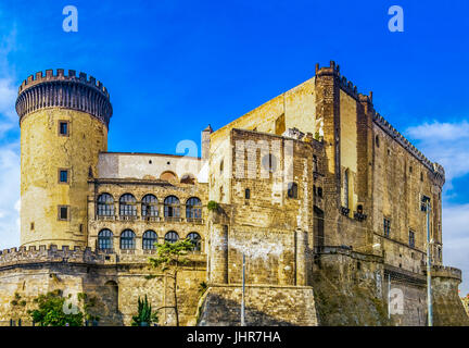 Naples, Italie - 21 novembre 2011 : Street view du Castel Nuovo, forteresse d'âge moyen Banque D'Images