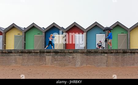 Temps de pluie à la plage à Blyth sur la côte nord-est de St Swithin's Day comme la légende raconte que s'il pleut sur St Swithin's Day puis la pluie se poursuivra pendant 40 jours. Banque D'Images