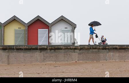 Temps de pluie à la plage à Blyth sur la côte nord-est de St Swithin's Day comme la légende raconte que s'il pleut sur St Swithin's Day puis la pluie se poursuivra pendant 40 jours. Banque D'Images