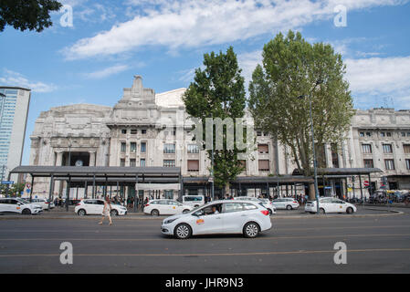 Milan, Italie, Juillet 14th, 2017 : Des taxis à l'extérieur de la Gare Centrale de Milan, Italie Banque D'Images