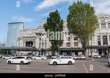 Milan, Italie, Juillet 14th, 2017 : Des taxis à l'extérieur de la Gare Centrale de Milan, Italie Banque D'Images