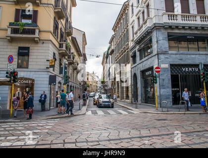 Milan, Italie, Juillet 14th, 2017 : la rue Via Montenapoleone à Milan, avec des gens autour de jour. C'est un quartier commerçant haut de gamme avec cher Banque D'Images