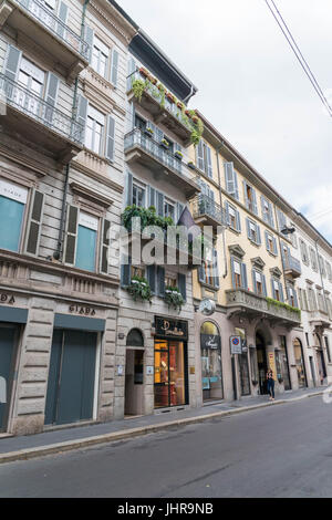 Milan, Italie, Juillet 14th, 2017 : la rue Via Montenapoleone à Milan, avec des gens autour de jour. C'est un quartier commerçant haut de gamme avec cher Banque D'Images