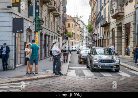 Milan, Italie, Juillet 14th, 2017 : la rue Via Montenapoleone à Milan, avec des gens autour de jour. C'est un quartier commerçant haut de gamme avec cher Banque D'Images