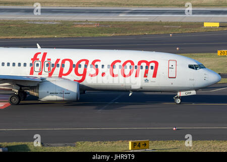 DUSSELDORF, ALLEMAGNE - DEC 16, 2016 : Pegasus Airlines Boeing 737 avion au départ de l'aéroport de Düsseldorf. Banque D'Images