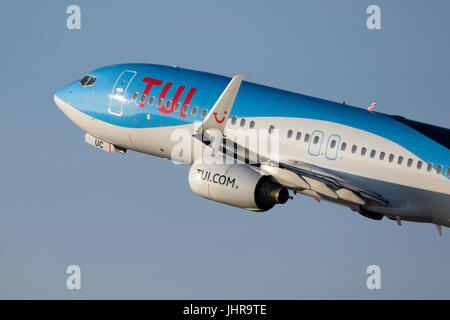 DUSSELDORF, ALLEMAGNE - DEC 16, 2016 : TUI Airlines Boeing 737 Avion au décollage de l'aéroport de Düsseldorf. Banque D'Images