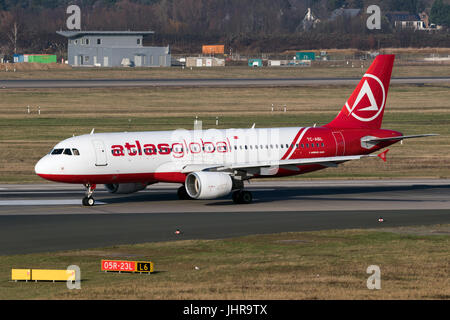 DUSSELDORF, ALLEMAGNE - DEC 16, 2016 : Airbus A320 avion de ligne aérienne d'AtlasGlobal au sol l'entrée de l'aéroport de Düsseldorf. Banque D'Images