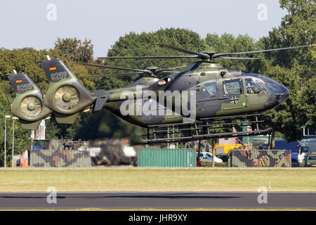 À Gilze Rijen, Pays-Bas - 7 SEP 2016 : deux Airbus de l'armée allemande/Eurocopter EC135 hélicoptères atterrissant sur Gilze-Rijen base aérienne. Banque D'Images