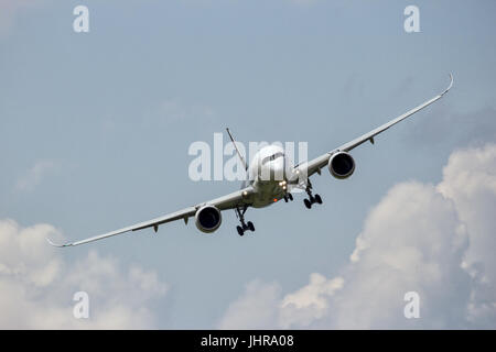 BERLIN - Jun 2, 2016 : Le nouvel Airbus A350 XWB à Berlin-Schoneveld survol avion de l'aéroport. Banque D'Images