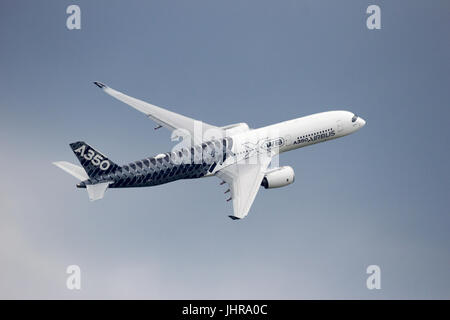 BERLIN - Jun 2, 2016 : Le nouvel Airbus A350 XWB à Berlin-Schoneveld survol avion de l'aéroport. Banque D'Images