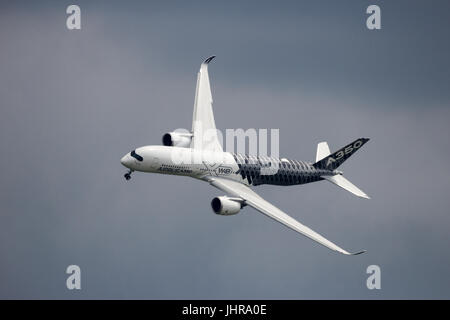 BERLIN - Jun 2, 2016 : Le nouvel Airbus A350 XWB à Berlin-Schoneveld survol avion de l'aéroport. Banque D'Images