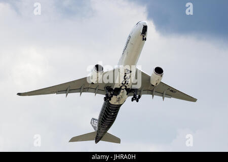 BERLIN - Jun 2, 2016 : Le nouvel Airbus A350 XWB Berlin-Schoneveld avion de décoller de l'aéroport. Banque D'Images