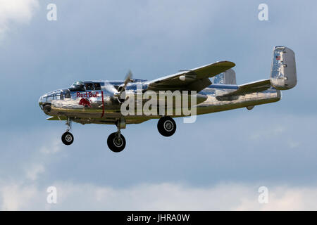 BERLIN - Jun 2, 2016 : Red Bull B-25 Mitchell bomber WWII avion qui sommes à la terre pendant le Salon aéronautique ILA de Berlin sur l'aéroport de Berlin-Schoneveld Banque D'Images