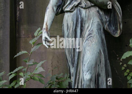 Main d'une statue féminine sur cemetery Banque D'Images